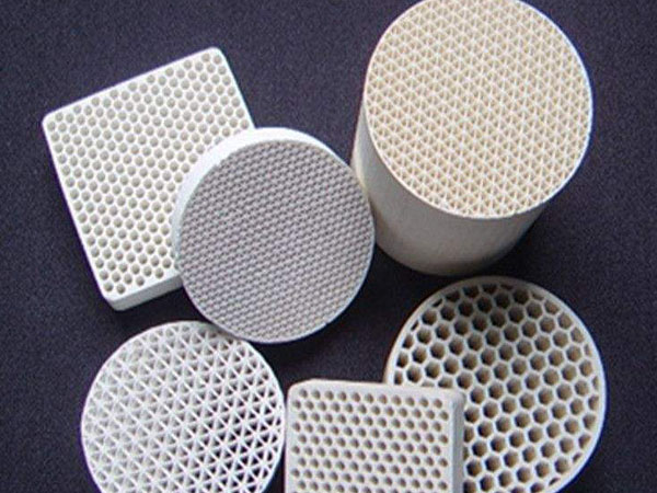 Quais são as características dos materiais filtrantes cerâmicos